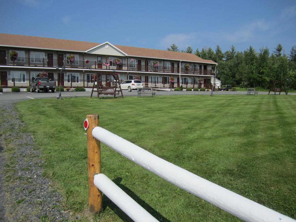 Bishops Country Inn Motel Jackman Exterior photo